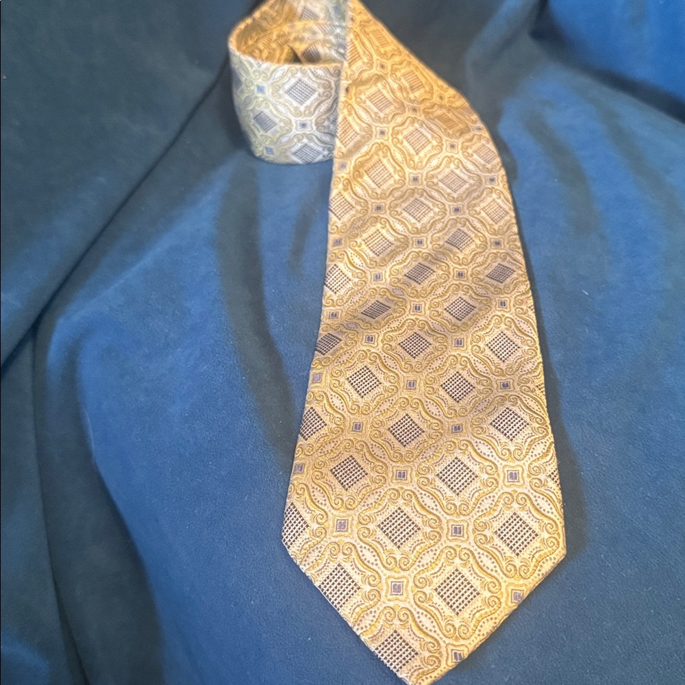 Elegant Geometric Patterned silk Tie by pronto uomo